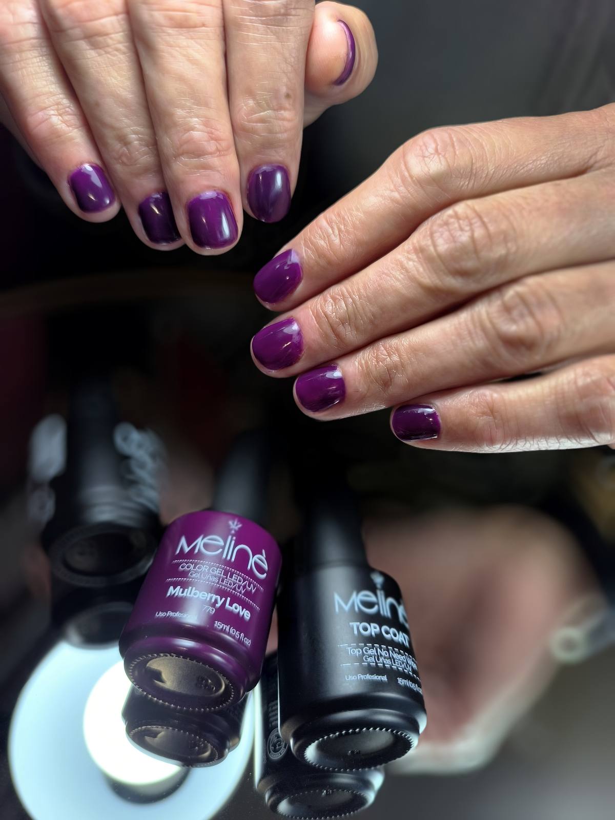 Esmaltado semipermanente en un profundo tono violeta. Un diseño sobrio, elegante y perfecto para cualquier ocasión.