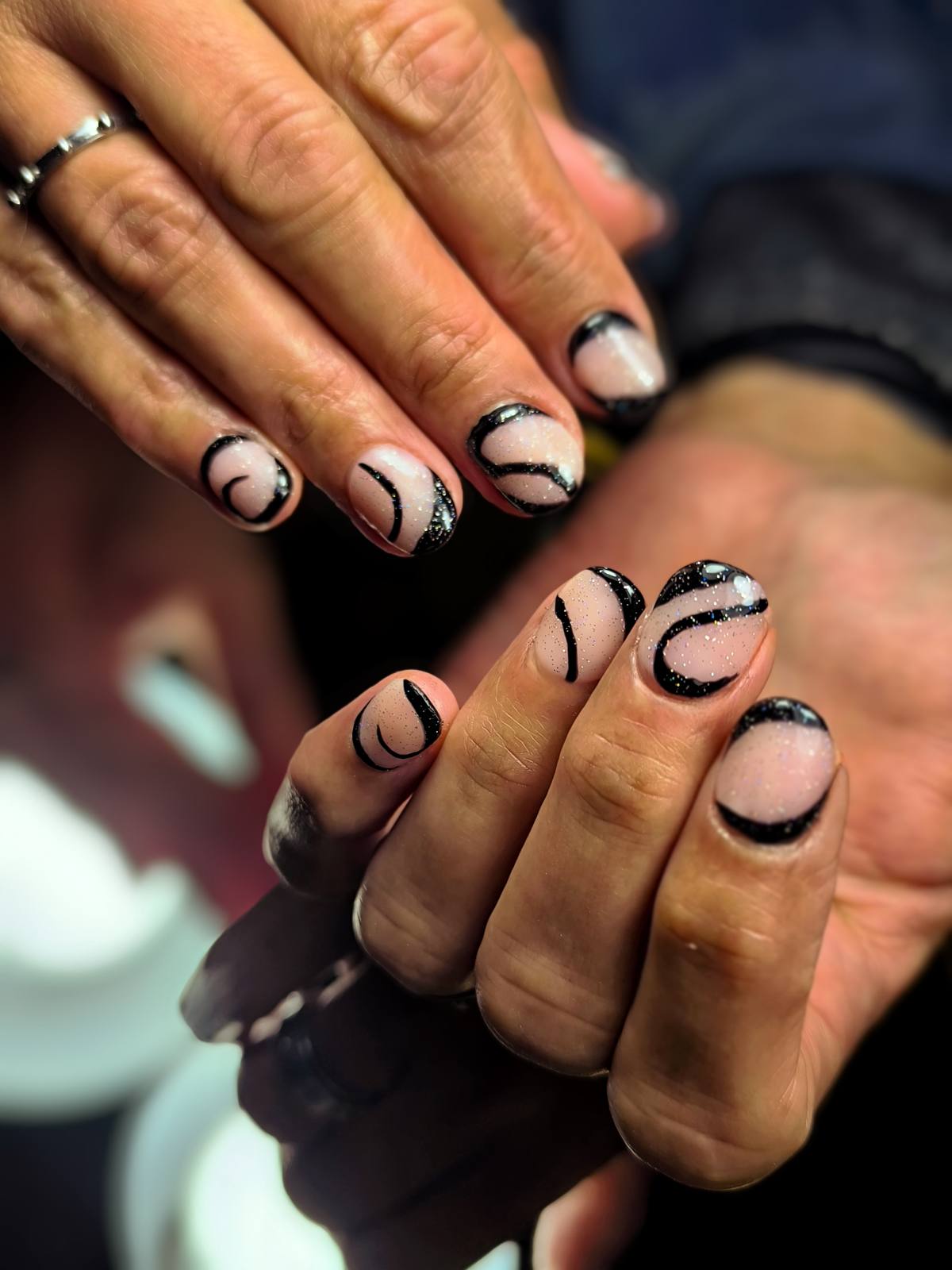 Elegante capping con finos trazos negros a mano alzada sobre base nude. Moderno, delicado y sofisticado.