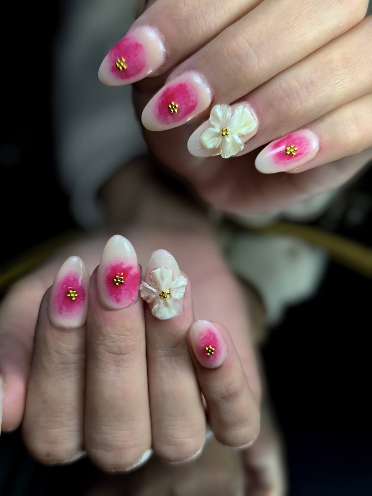 Soft gel con base natural y efecto aura ombré con flor en 3D. Delicado, sofisticado y con textura.