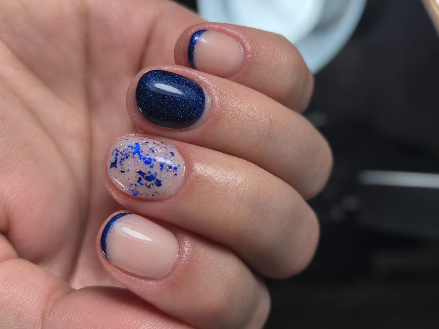 Base natural con French de efecto ojo de gato azul, delicados detalles en papel oro y un acabado sutil y luminoso.